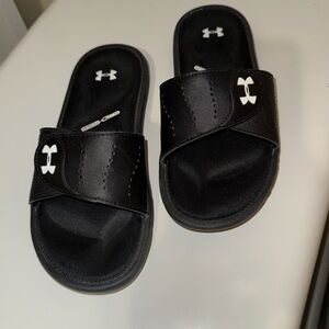 Under Armour slide ons, with foam sole. Black size 6.